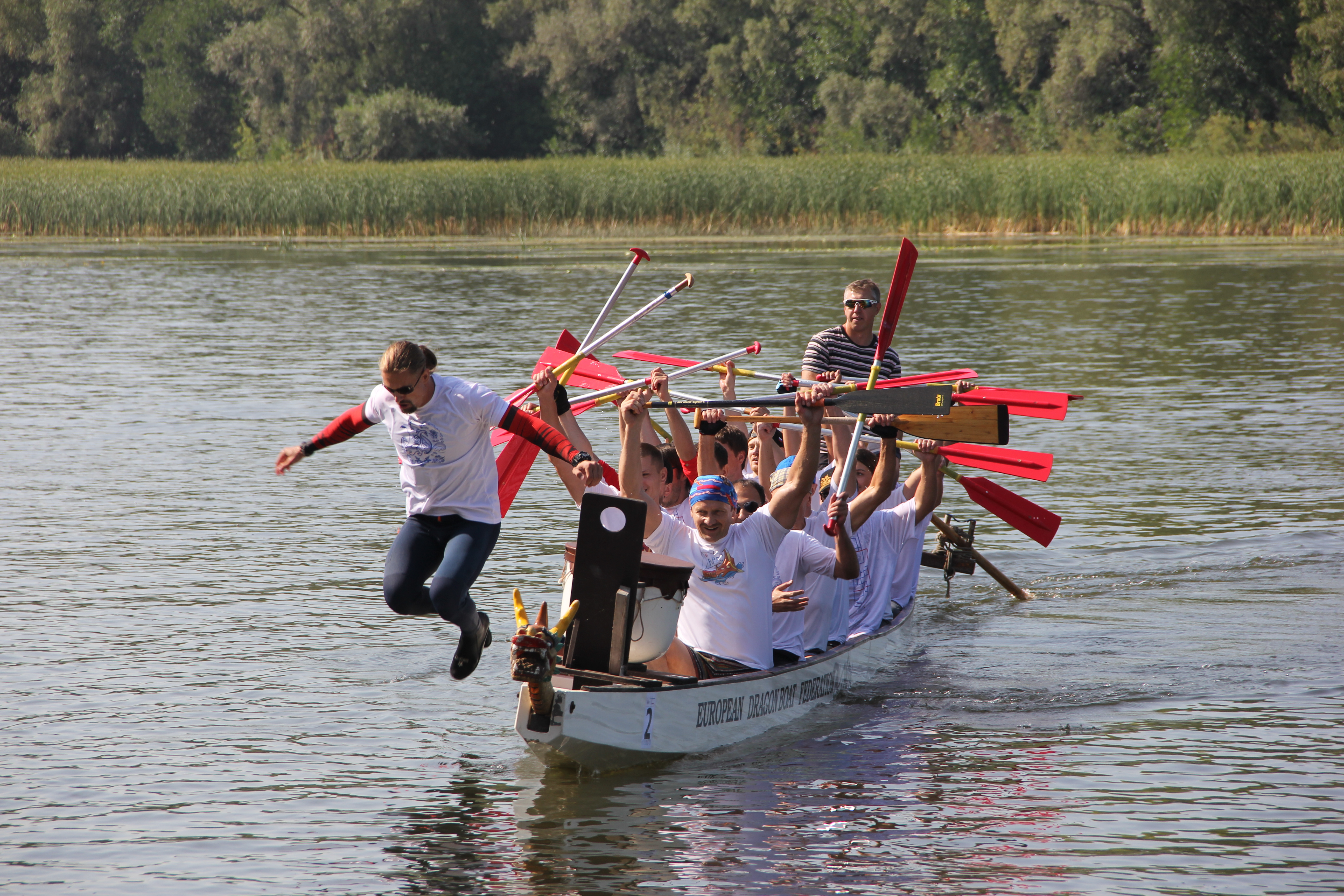 Ркс вода самара. Гонки на лодках. Гонки на лодках драконах. Гонки на лодках драконах Самара. Спортивная лодка дракон.